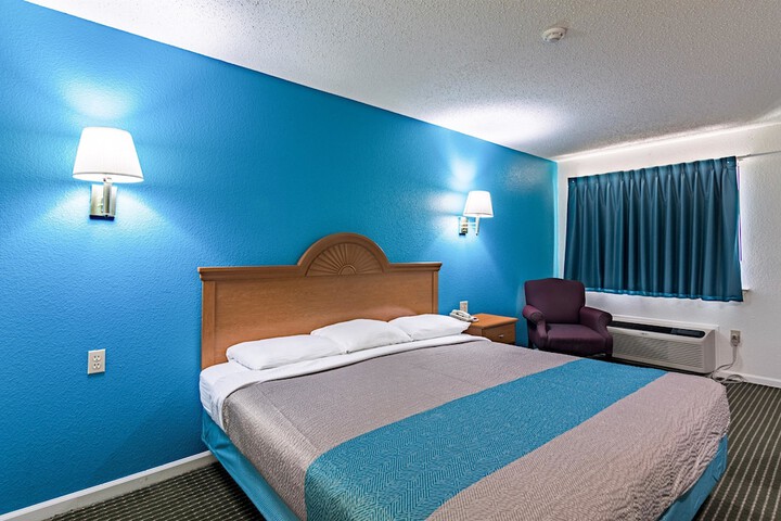 1 King Bed Micfridge (2 of 14)