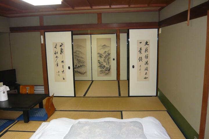Room 18 of 134