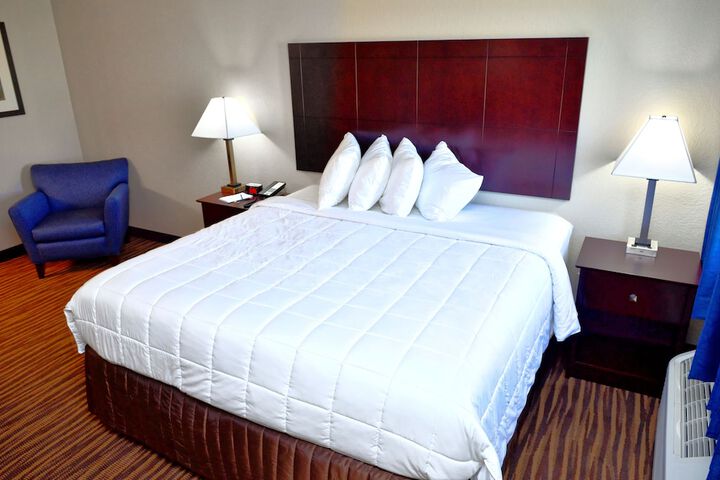 Guest Room King Bed (14 of 16)