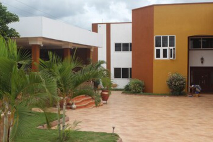 Hotel Exterior 4 of 51