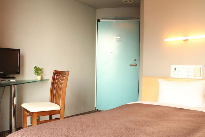 Room 10 of 32
