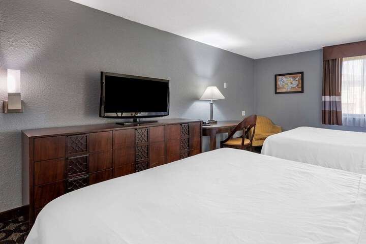2 Queen Beds Efficiency (7 of 9)
