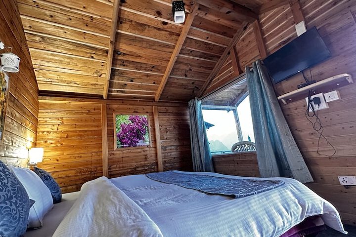 Room 4 of 16