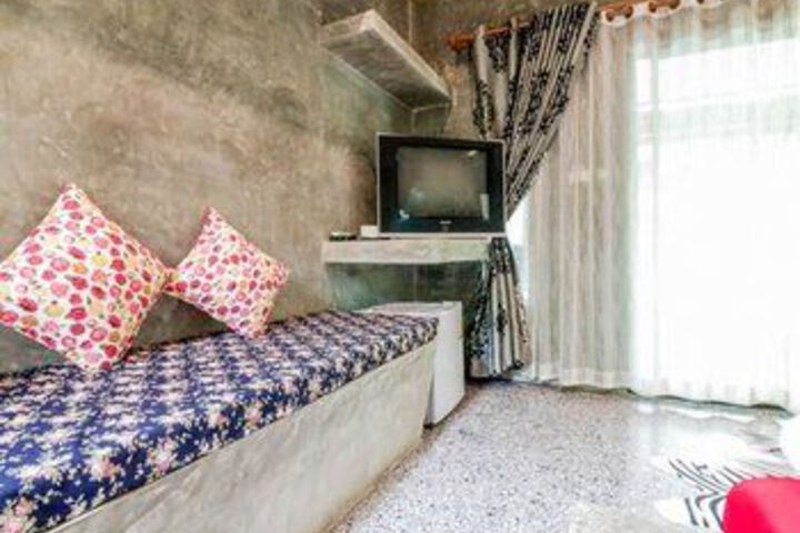 Room 8 of 28