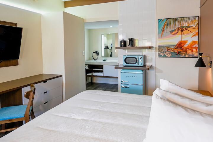 Studio King Size Bed (3 of 24)