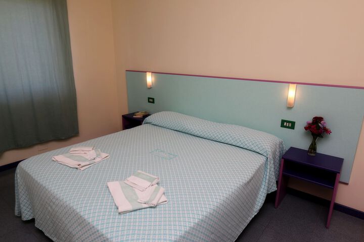 Room 7 of 32