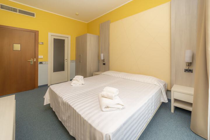 Room 9 of 42