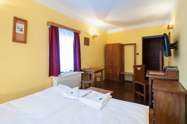 Room 9 of 94