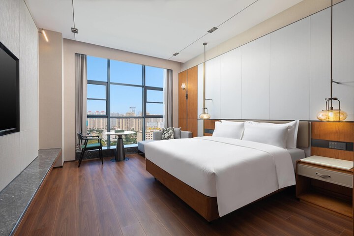 Room 9 of 18