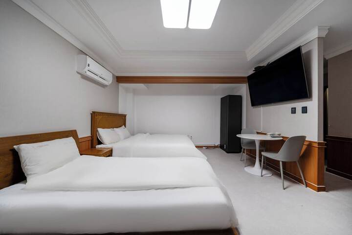 Room 9 of 23