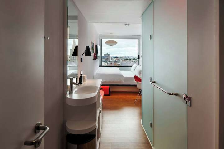 Room 33 of 71