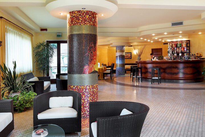 Lounge 72 of 95