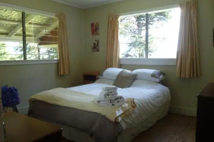 Room 5 of 12