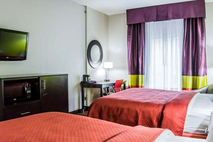 2 Queen Beds (5 of 10)