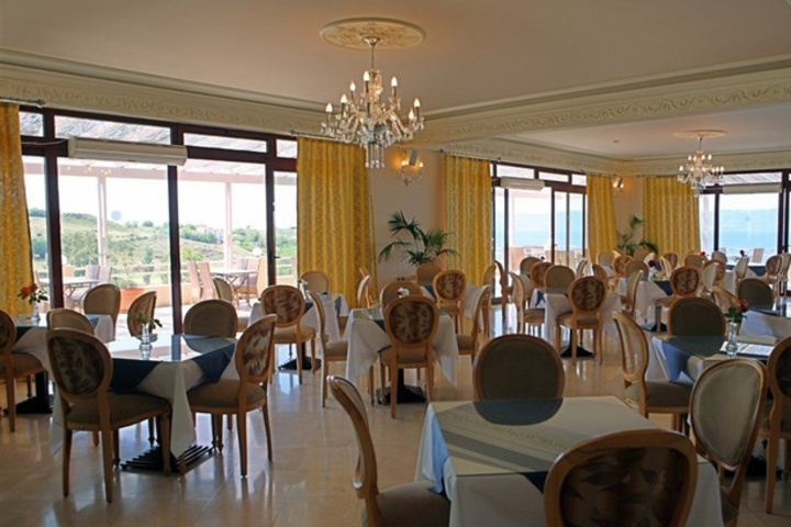 Dining 8 of 8