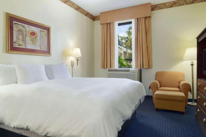 1 King Bed (6 of 10)