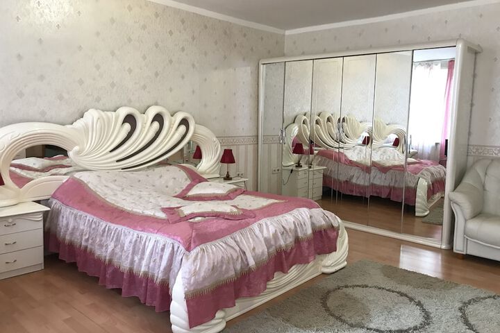 Room 9 of 32