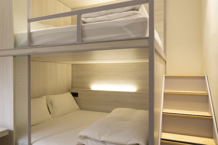 Room 32 of 66