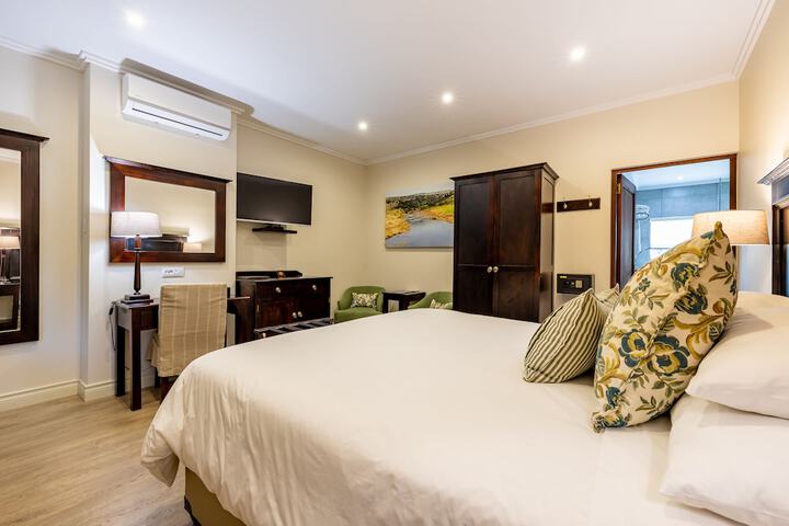 Room 4 of 77