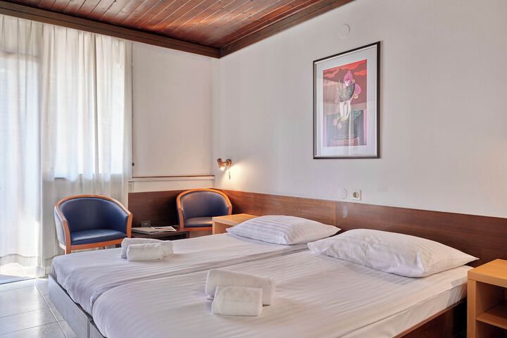 Room 3 of 32