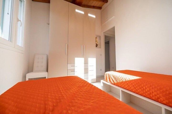 Room 3 of 28