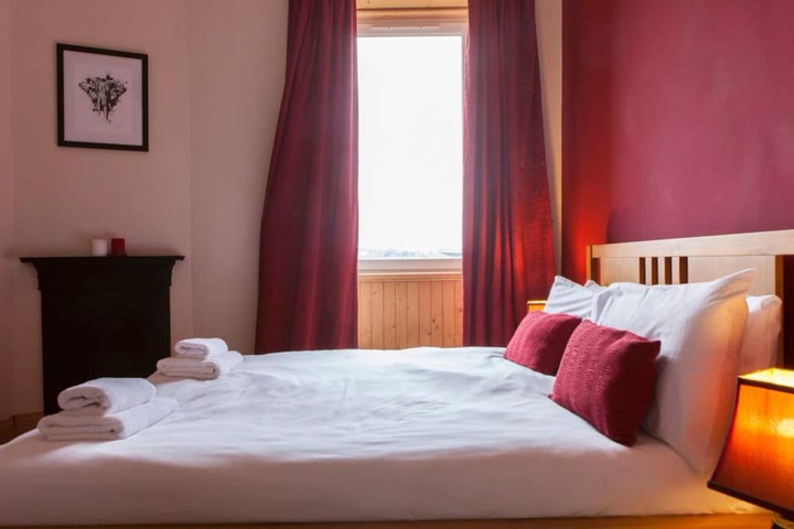 Flat With Free Parking Nearby Accommodates 6