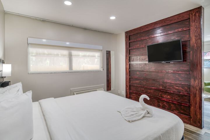 1 King Bed Accessible (22 of 25)