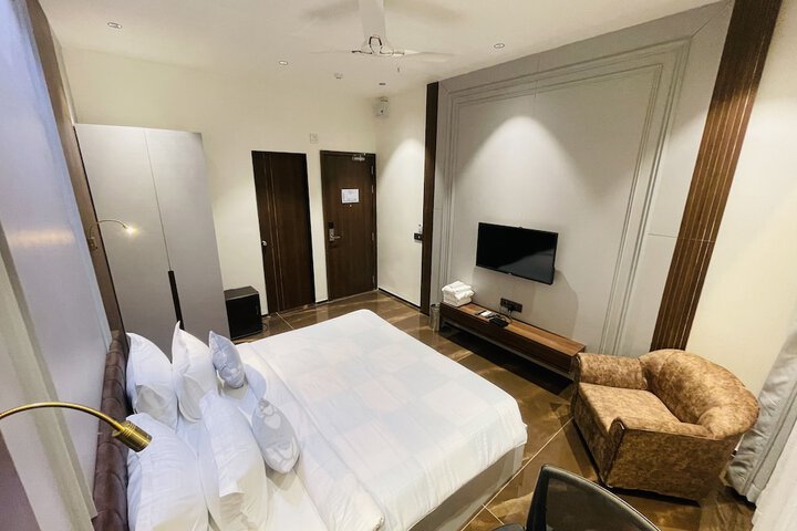 Room 9 of 34