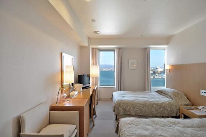 Room 11 of 32