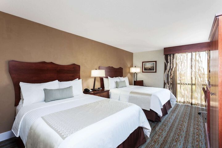 2 Queen Beds (2 of 5)