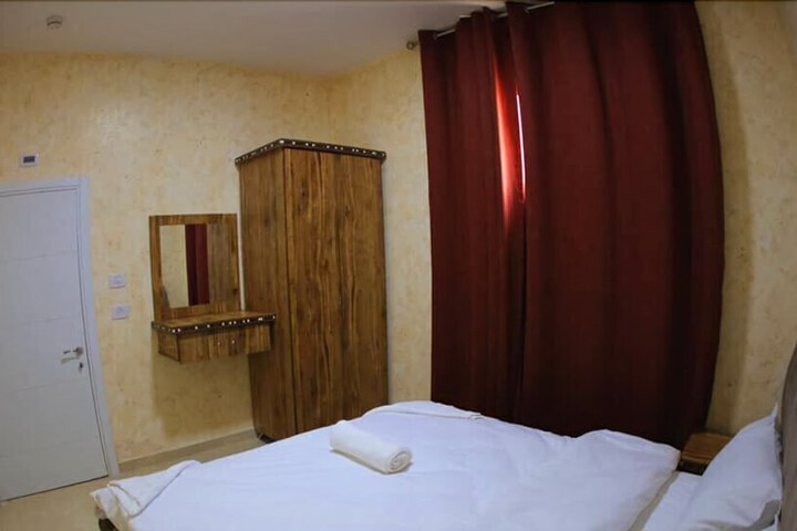 Room 5 of 8