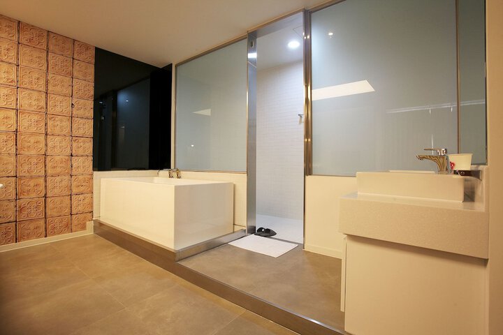 Room 10 of 40