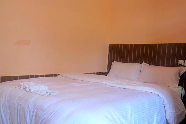 Room 4 of 18
