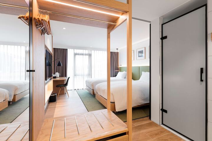 Room 9 of 42