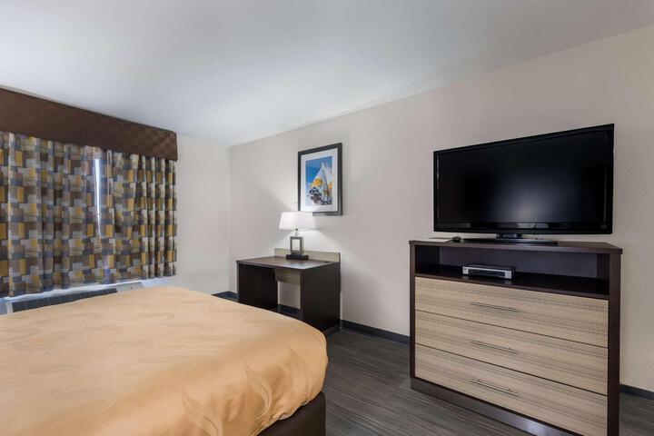 2 Queen Beds (8 of 11)