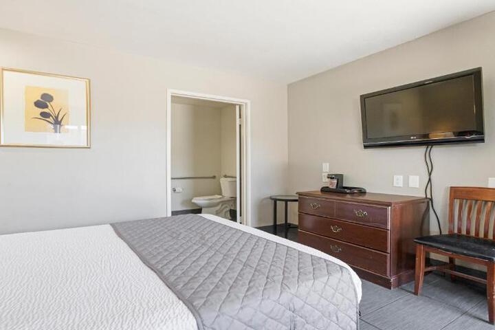 1 Queen Bed (14 of 16)
