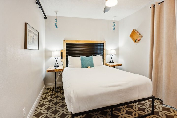 Room 8 of 16