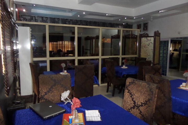 Dining 12 of 13