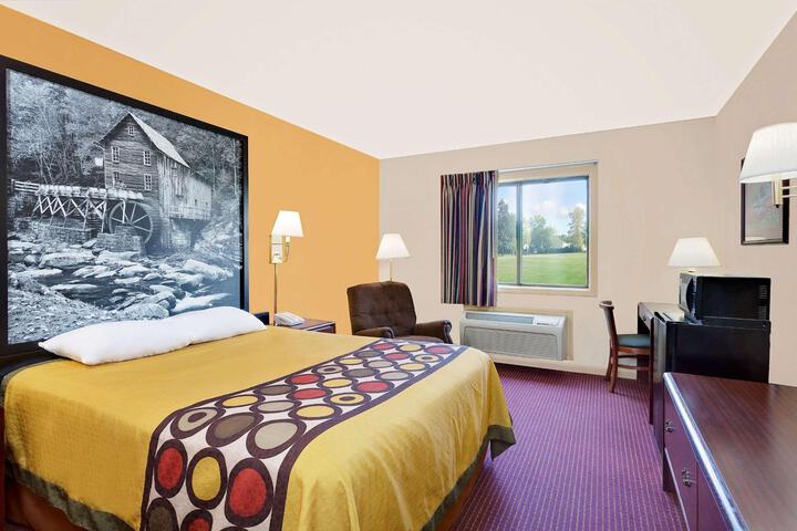 1 Queen Bed (5 of 13)