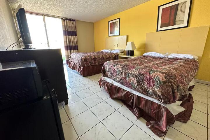 1 King Bed (3 of 4)