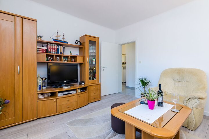 Room 2 of 38