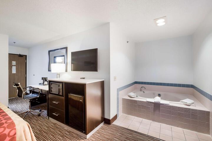 Executive Suite King Bed Sofa (7 of 11)