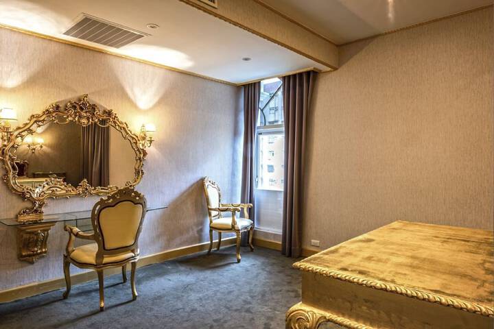 Room 10 of 17