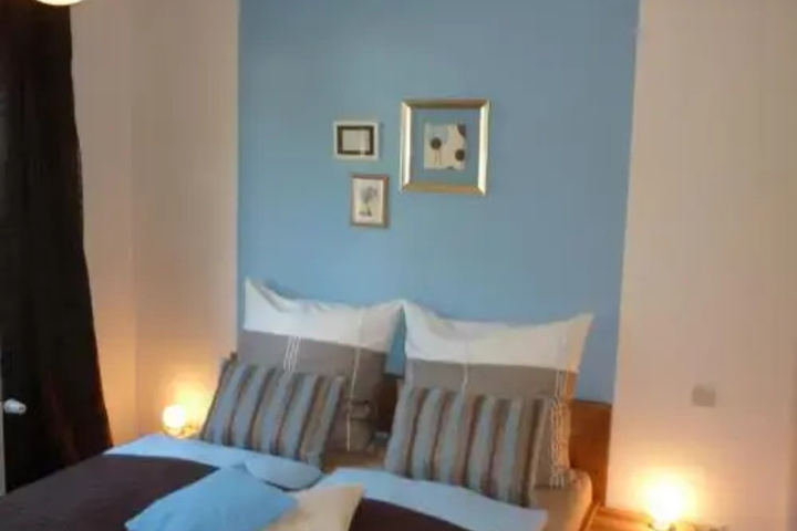 Room 3 of 10