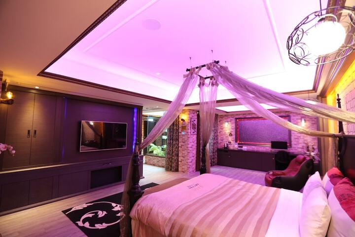 Room 8 of 70