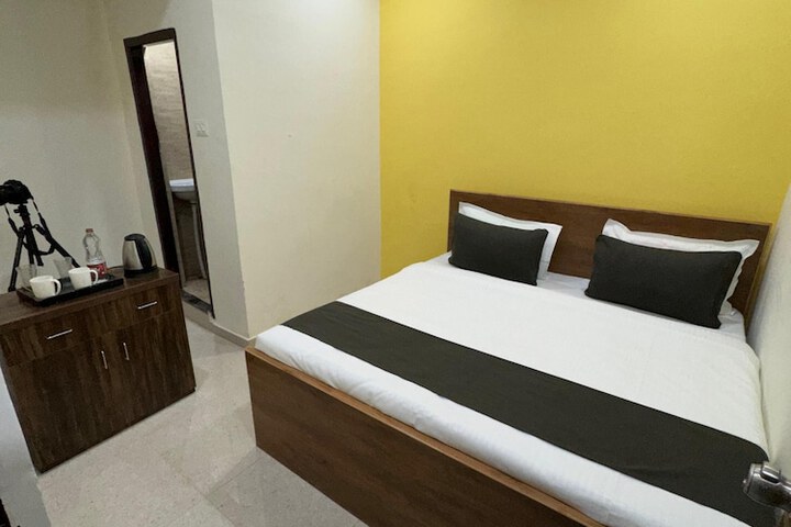 Room 2 of 10