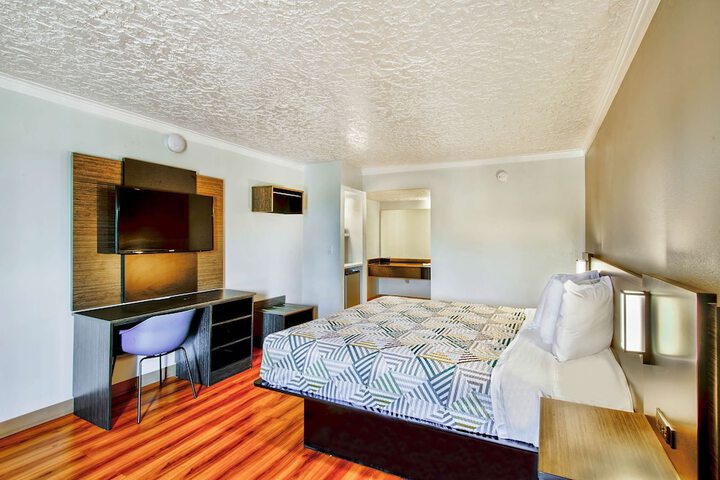 1 King Bed (16 of 18)