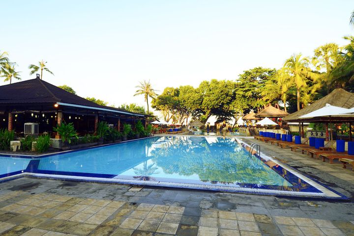 Hotel Pool