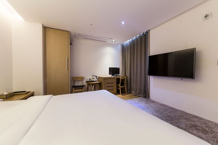 Room 62 of 176