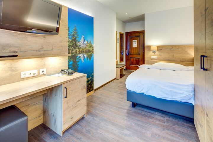 Room 3 of 71